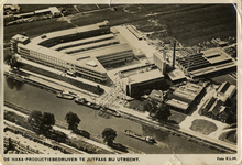 600132 Luchtfoto van de Coöperatieve groothandelsvereniging De Handelskamer (HaKa, Kanaalweg 19) te Jutphaas, met op de ...